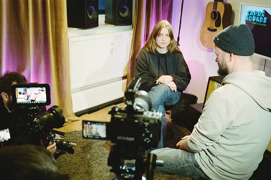 Eine Person sitzt in einem Interview Setup