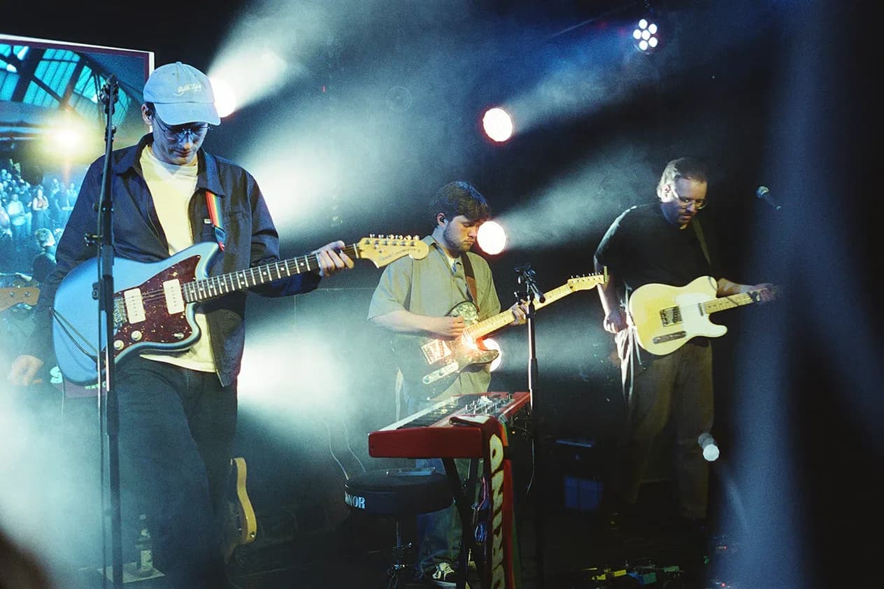 Drei Gitarristen im Nebel und Streiflicht auf der Bühne des Noise Lab